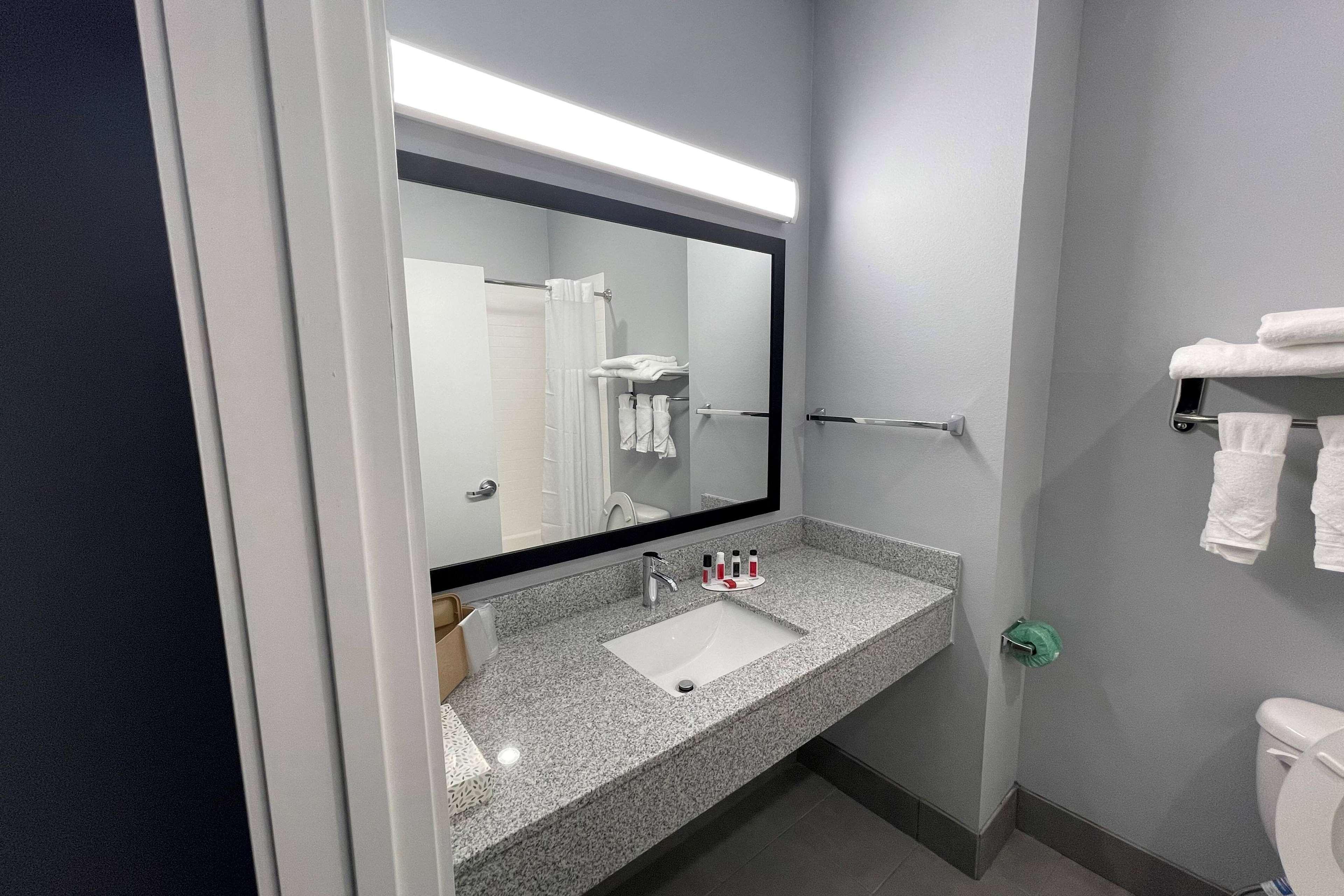 Days Inn By Wyndham Zachary La Екстер'єр фото